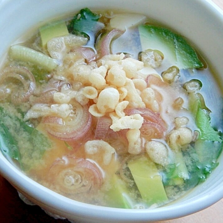 若いアボカドで美味❤豆腐の味噌汁♪(天かす他)